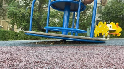 «Как после бомбежки»: состояние детской площадки шокировало алматинцев