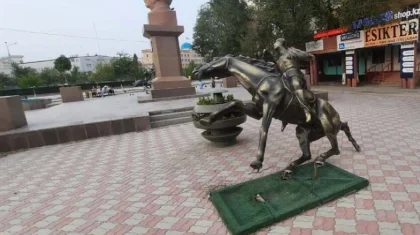 Мужчина пытался «оседлать» скульптуру в Атырау и сломал ее