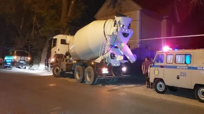 Трехлетний ребенок попал под колеса бетономешалки в Алматы