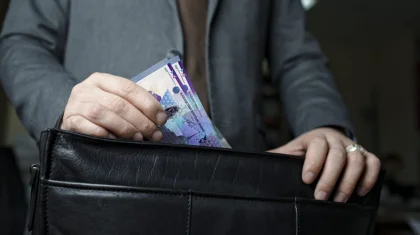 Следователя Антикоррупционной службы подозревают в получении взятки – источник