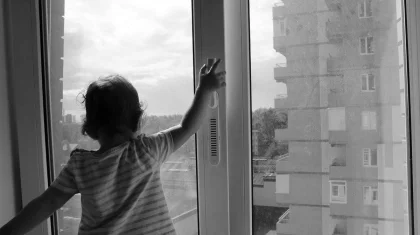 Мама на работе, отец спал: годовалые близнецы выпали из окна в Атырау, один ребенок погиб