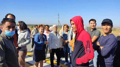 После смерти школьника возмущенные жители перекрыли дорогу в Алматинской области