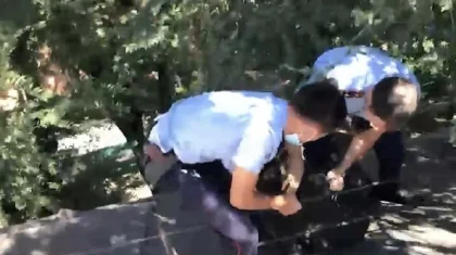 Мужчина пытался спрыгнуть с крыши дома в Алматы