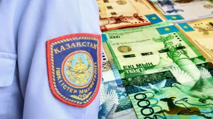 Алматинский полицейский воспользовался телефоном подозреваемого и снял со счета сотни тысяч тенге