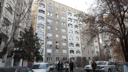 «Крови было много»: сосед рассказал об увиденном на месте трагедии в Алматы