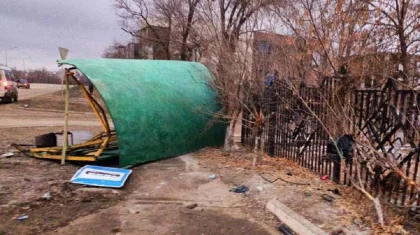 Автоледи на иномарке снесла остановку в Актобе