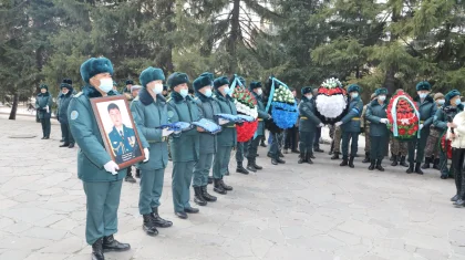 С подполковником, погибшим во время штурма акимата, простились в Алматы