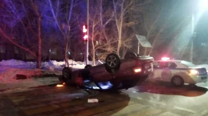 Автомобиль врезался в дорожный знак и перевернулся на крышу в Нур-Султане