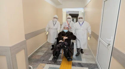 Юбилей совпал с выпиской: история 100-летней пациентки растрогала Казнет