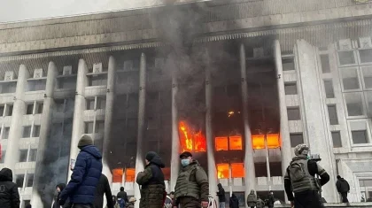 «Применяли жестокое насилие»: штурмовавшие акимат иностранцы арестованы в Алматы