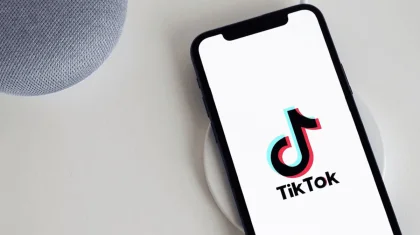 TikTok приостанавливает прямые эфиры и публикацию контента в России