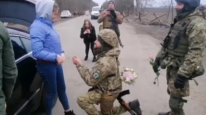 Украинский военный сделал предложение девушке: видео, которое растрогает каждого