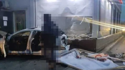 Водитель Lexus на высокой скорости влетел в кафе в Костанае