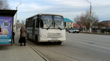 Беременная женщина выпала из тронувшегося автобуса в Актобе