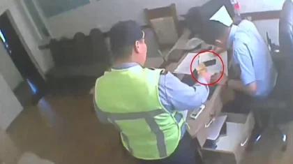 На видео сняли передачу взяток полицейскими своему начальнику в Шымкенте