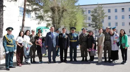 Молодежное крыло партии «AMANAT» поздравило нацгвардейцев в Павлодаре