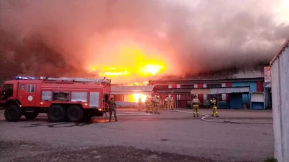 Крупный пожар сняли на видео в Щучинске, есть погибший