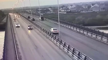Мужчина попал на видео, когда выкидывал в реку мешок с костями в Атырау