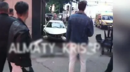 Автомобиль въехал в летник общепита в Алматы. Появилось видео