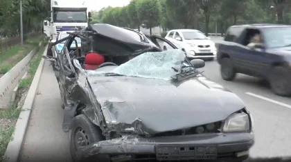 Уснул за рулем: авто на скорости залетело под фуру в Алматы