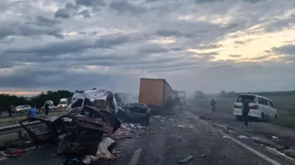 Грузовик снес автомобили и автобусы: жуткое массовое ДТП сняли на видео в Жамбылской области