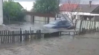 Очевидцы сняли на видео, как после ливня затопило село в Карагандинской области