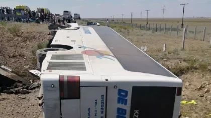 Автобус перевернулся под Экибастузом, пострадали свыше десятка человек