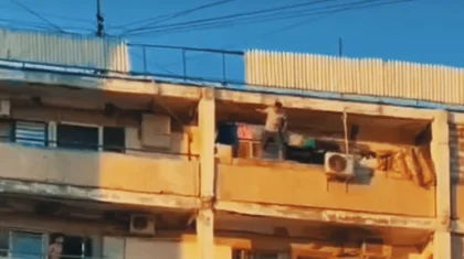 Мужчина пытался сброситься с 9 этажа в Актау. Видео