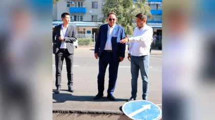 Депутаты Мажилиса проверили ход строительства дорог и школы в ЗКО и Туркестанской области