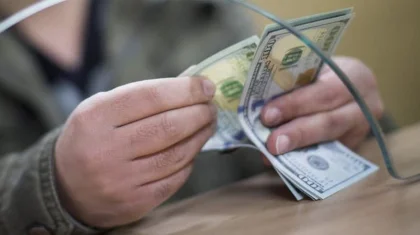 Доллар подешевел почти на 5 тенге