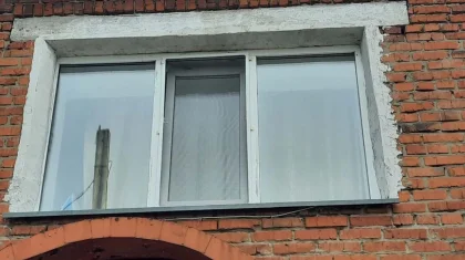 «В тяжелом состоянии»: двухлетняя девочка выпала из окна в СКО