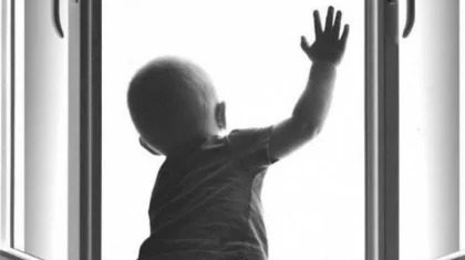 Спасти не удалось: 2-летний ребенок, выпавший с 8 этажа, умер