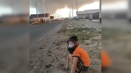 «Город накрыл дым, с неба падает пепел»: появилось видео, снятое в Атырау