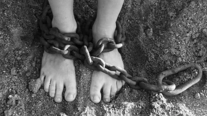 На цепи держали 13-летнюю девочку многодетные родители