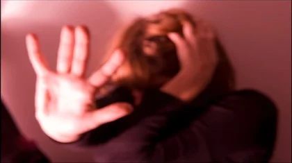 Бил руками и ногами: супруг сломал челюсть жене в Акмолинской области