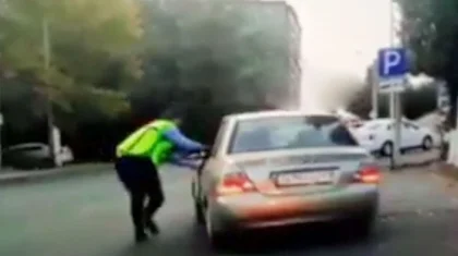 Полицейского «экстремально прокатили» в Шымкенте: видео появилось в Сети