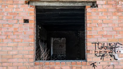 Мужчина изнасиловал двух мальчиков в заброшенном доме