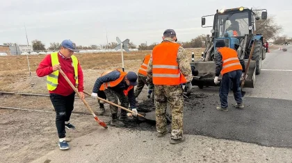 Дорожники уложили асфальт поверх ж/д путей в Уштобе