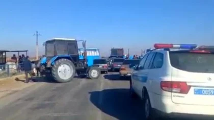 Хлопкоробы перекрыли трассу в Туркестанской области