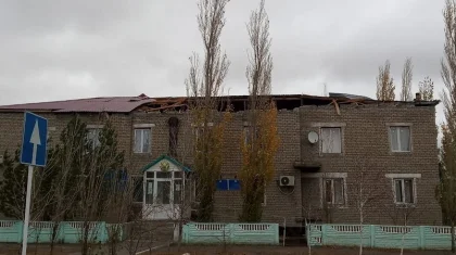 Ветер сорвал часть крыши здания отдела образования в Павлодарской области