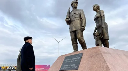 Нурлан Ауесбаев возложил цветы к памятнику «Вечная слава шахтерскому труду»