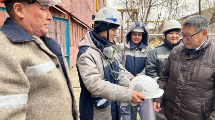 Члены профсоюзов отправляют каски Мейраму Кажыкену