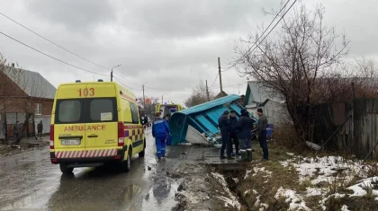 Авто протаранило остановку в Петропавловске: пострадали 3 детей и женщина