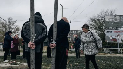 Фото из Херсона с привязанными к столбам людьми распространяются в Сети