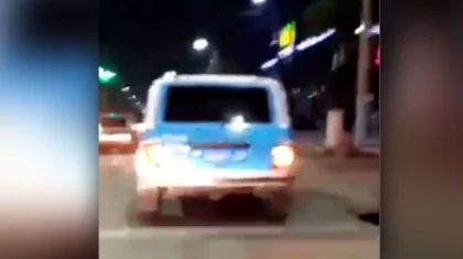 Полицейский подвез «сестер» на патрульной машине в Кентау и попал на видео