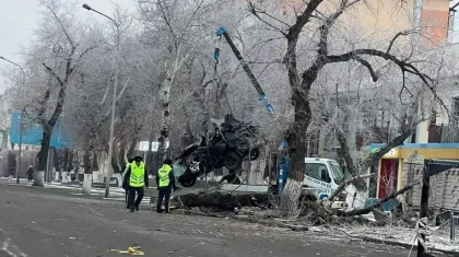 Авто врезалось в ограждение, столб, дерево и забор: жуткое ДТП произошло в Павлодаре