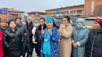 «Нас унижают»: санитарки вышли на забастовку в Атырау