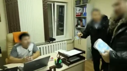На видео сняли задержание руководителей медицинских центров в Астане