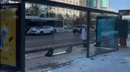 Машина без водителя снесла остановку в Астане