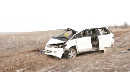 Трагедия в Актюбинской области: автомобиль с девятью детьми улетел в кювет и перевернулся